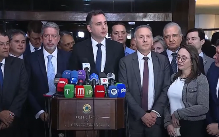 Lira entrega a Pacheco texto da reforma tributária aprovado na Câmara