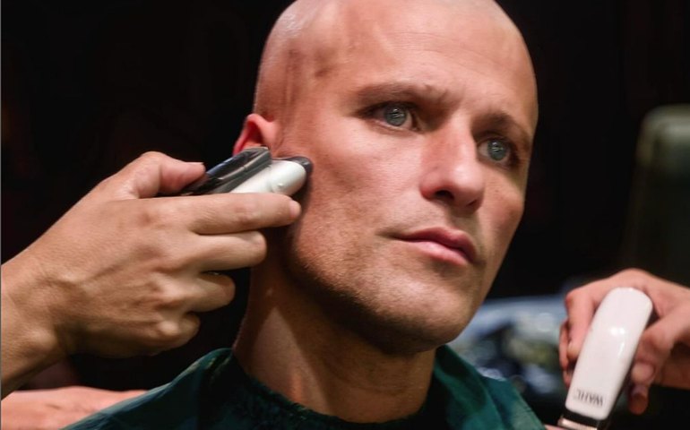 Careca, sem sobrancelha e com 14 quilos a menos: entenda por que Bruno Gagliasso está diferente