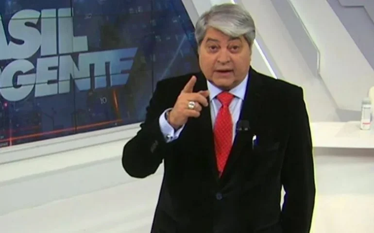 Datena surge de camiseta ao vivo, revela tatuagens e explica ausência do terno