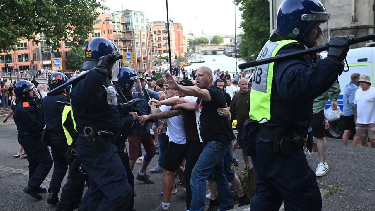 Milhares de manifestantes antirracistas tomam as ruas do Reino Unido após ameaça de novos protestos violentos da extrema direita