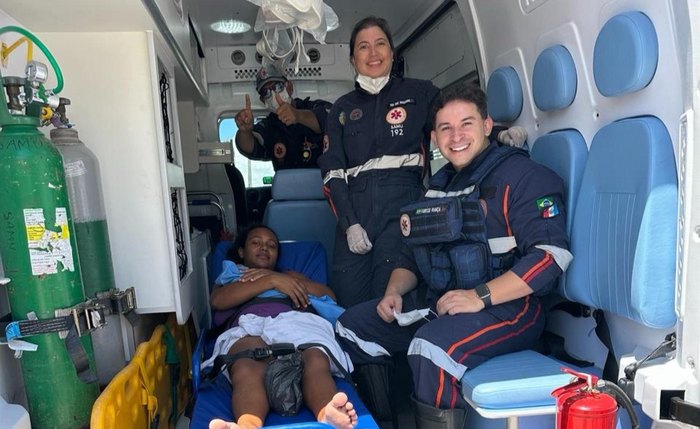 Equipe dá assistência a paciente jovem que entrou em trabalho de parto