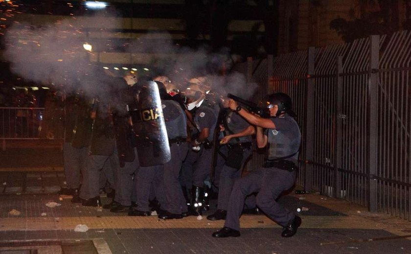 PM utiliza bombas de gás em protesto por melhora na educação