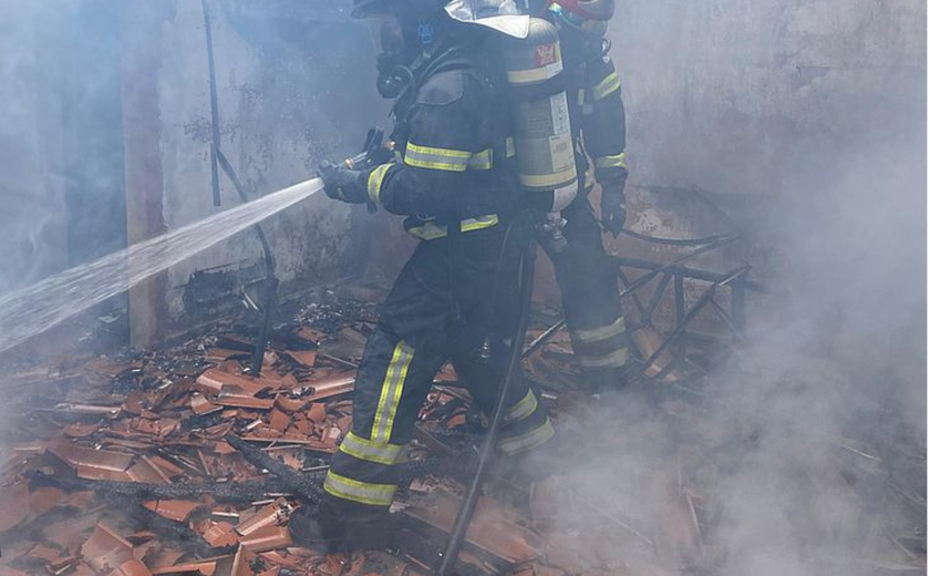 Incêndio destrói parte de casa em Arapiraca