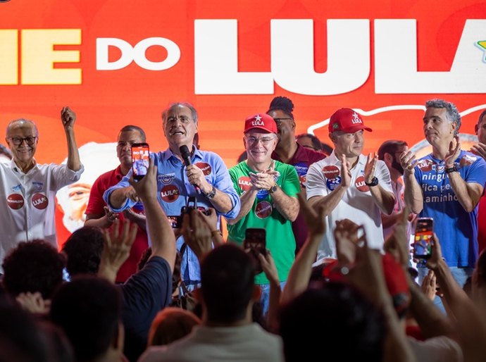 Renan Calheiros destaca atuação de Ronaldo Medeiros durante lançamento de pré-candidatura