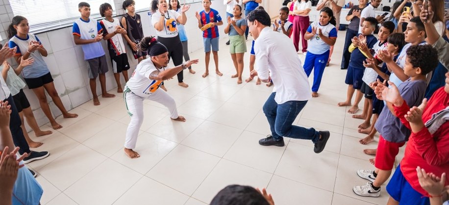 Prefeito Rodrigo Cunha na roda de Capoeira com estudantes. Foto: Felipe Sóstenes/ Secom Maceió