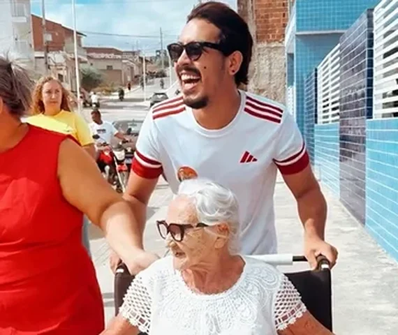 Idosos dão exemplo de cidadania e vão às urnas até em cadeiras de rodas para exercer o direito ao voto; veja vídeo