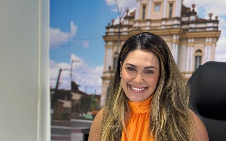 CarnaLaje: prefeita Ângela Vanessa assina contratos do maior carnaval de Alagoas; programação será divulgada em breve