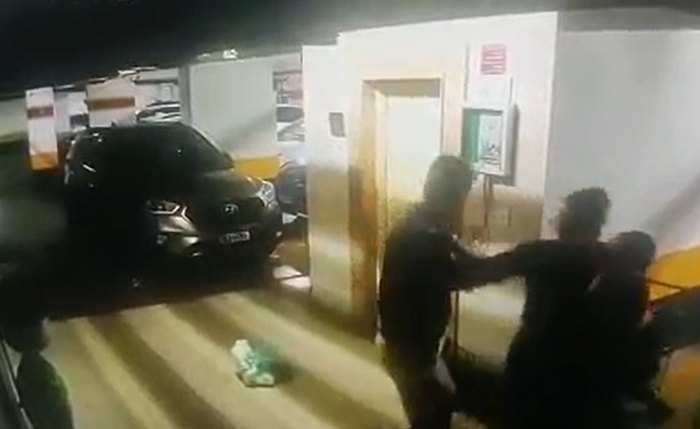 Mulher estava com a criança no colo, no momento em que David parte para as agressões