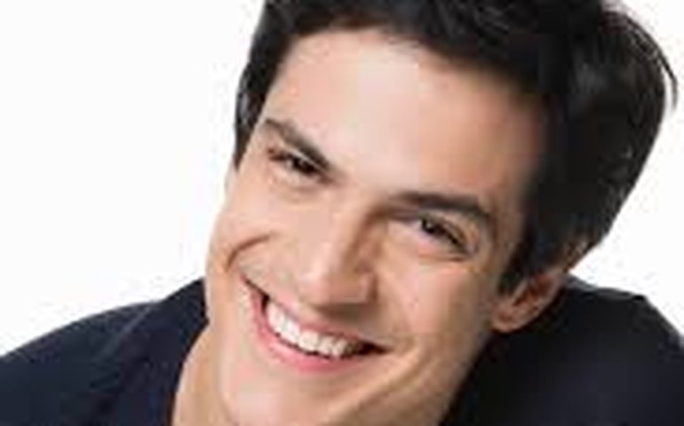 Mateus Solano cobra publicamente pagamento por reprises de novela: 'Não é favor'