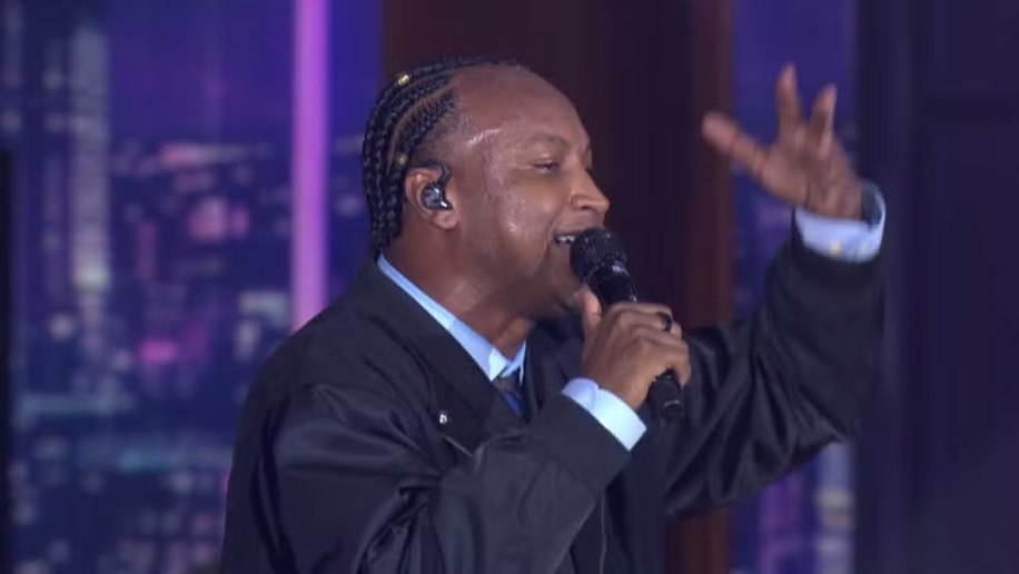 Thiaguinho 'pede permissão' para cantar com brothers na Festa do BBB 26