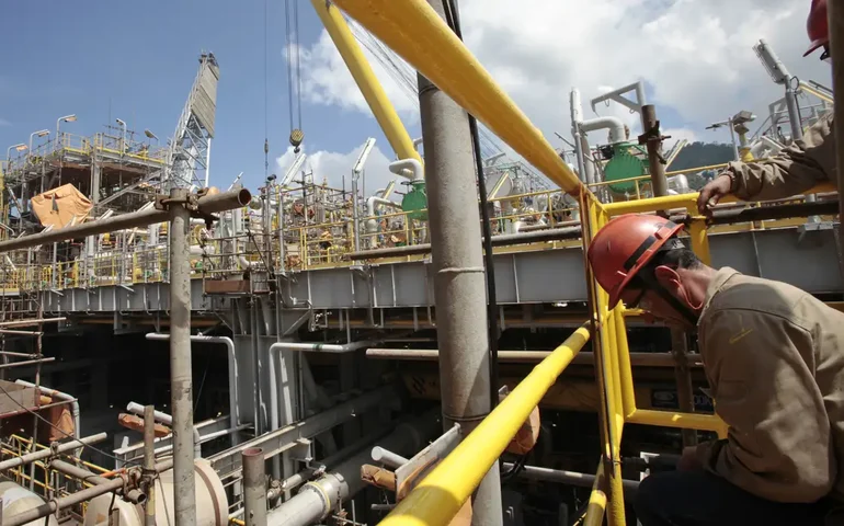 Reforma Tributária pode elevar carga do setor de óleo e gás em até 20%, afirma consultoria