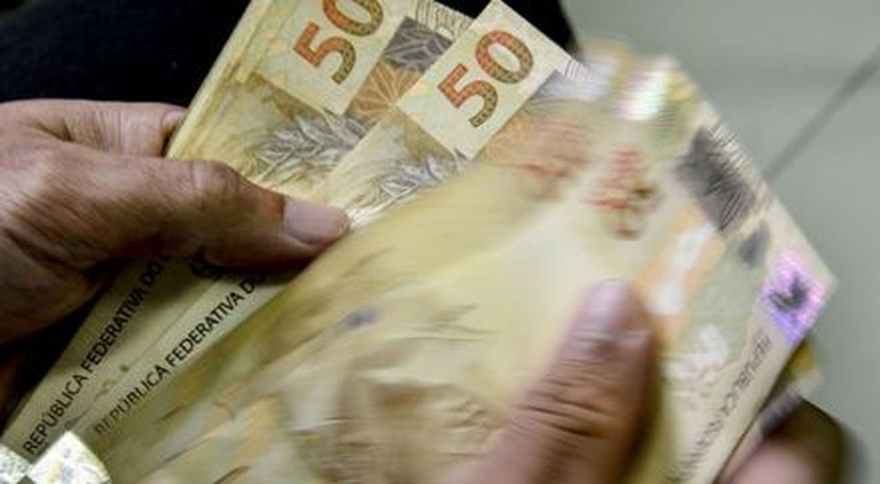 imagem-da-mao-de-uma-pessoa-contando-notas-de-r-50-22082023130752307