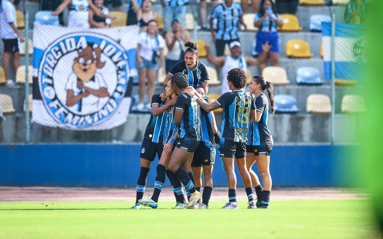 Grêmio vence o Internacional por 2 a 1 e conquista primeira vitória no Brasileiro Feminino