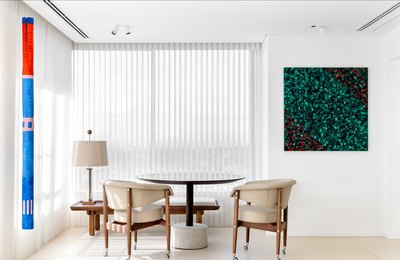 Obras de arte ganham protagonismo em projetos de interiores e reforçam identidade dos ambientes