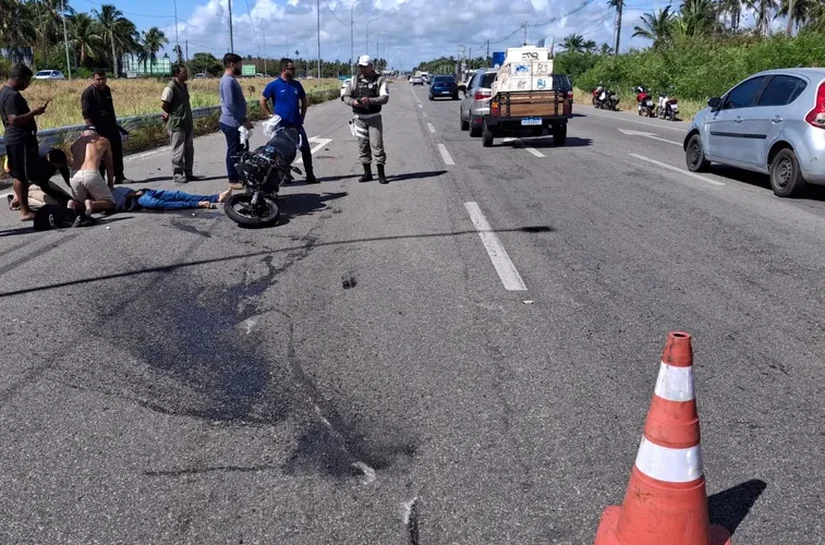 Colisão traseira entre caminhão e motocicleta deixa um morto na AL-101