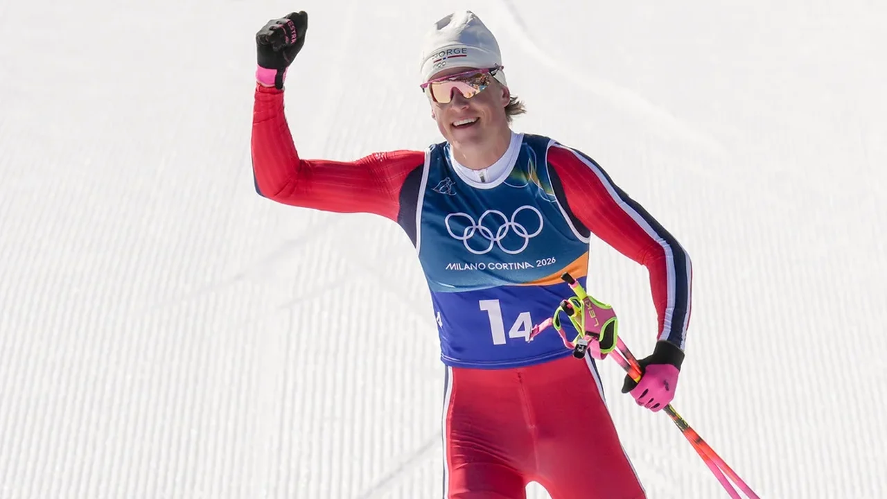 O norueguês Johannes Hoesflot Klaebo conquista o seu 10º ouro olímpico, um recorde, com a vitória na prova de velocidade por equipes masculina.