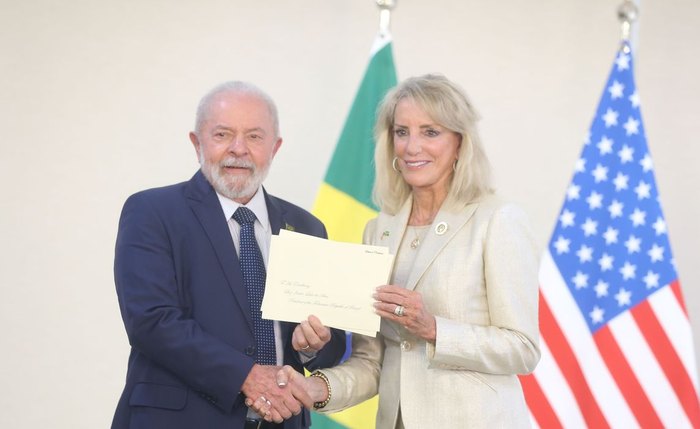A última a entregar seus documentos foi a embaixadora dos Estados Unidos, Elizabeth Bagley, por volta das 16h