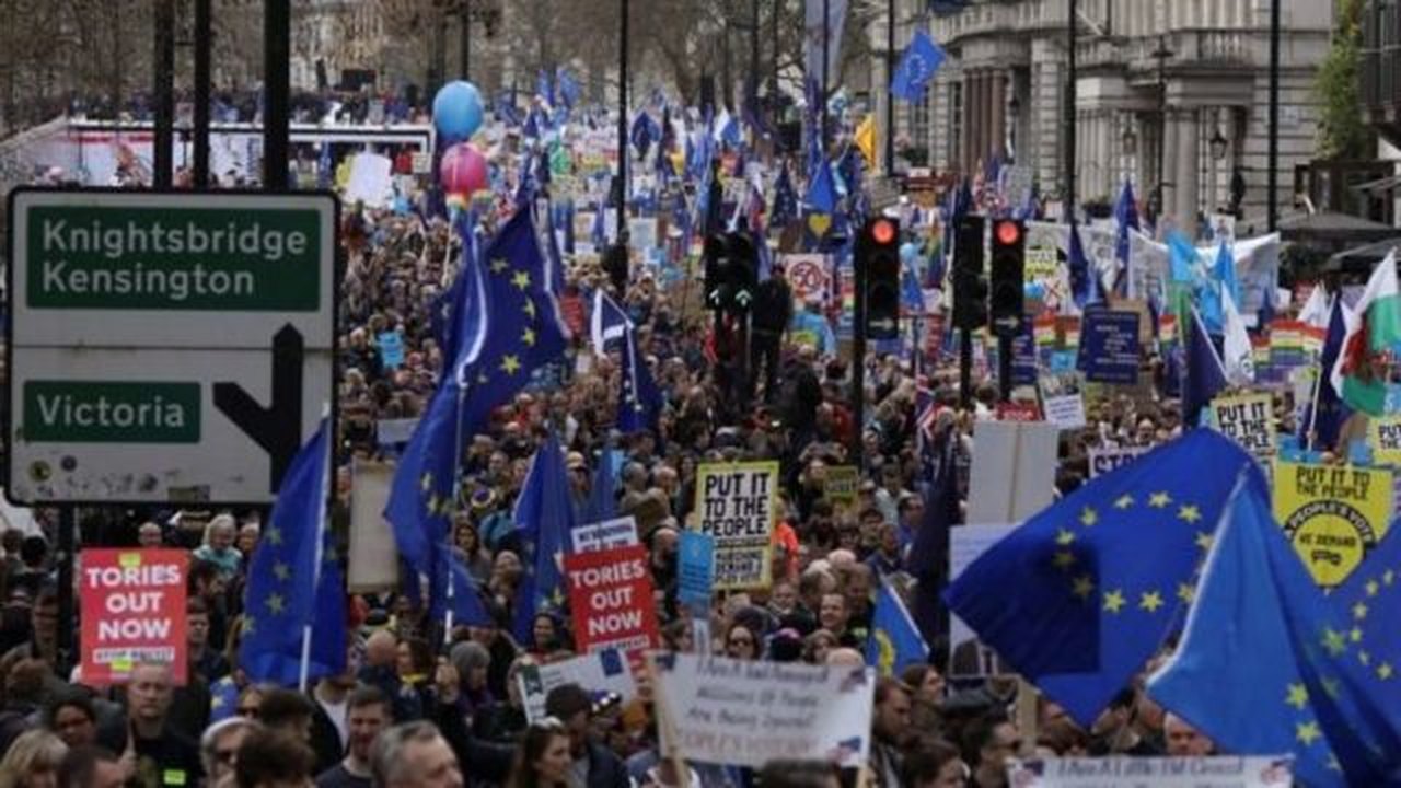 Manifestantes protestam contra o Brexit e demandam retorno à União Europeia