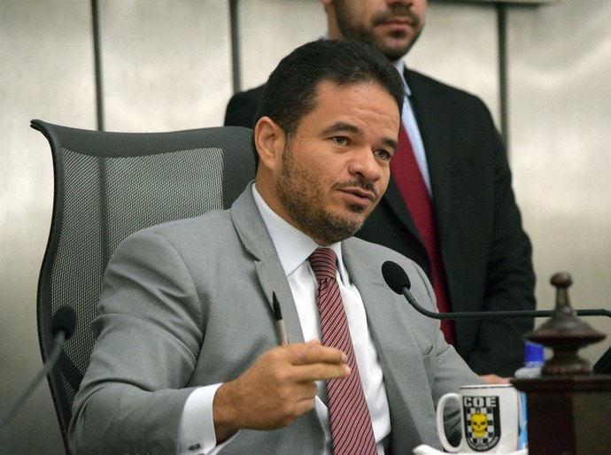 Assembleia encerra atividades do primeiro ano legislativo com discussão de matéria