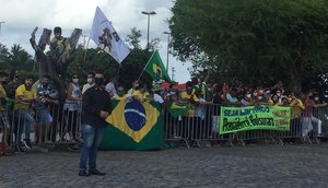 pessoas aguardam a chegada de Bolsonaro