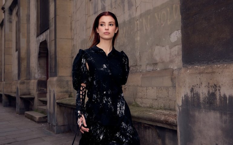 Bruna Altieri se destaca na Semana de Moda de Paris vestindo criação de Limi Yamamoto