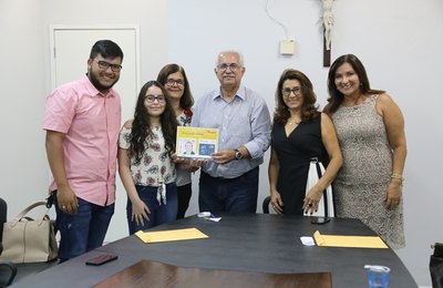 Arapiraca: prefeito entrega selos comemorativos que homenageiam CDL e servidor público