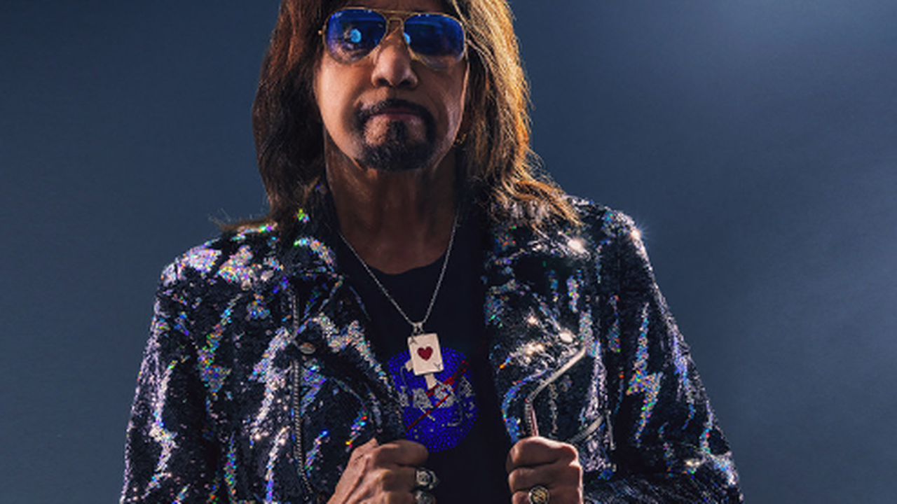 Morre Ace Frehley, guitarrista do Kiss, aos 74 anos