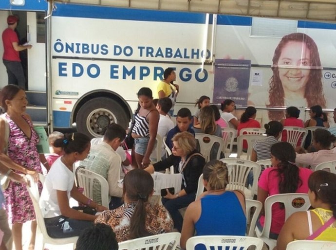 Sine emite 50 carteiras de trabalho em Senador Rui Palmeira no 1° dia