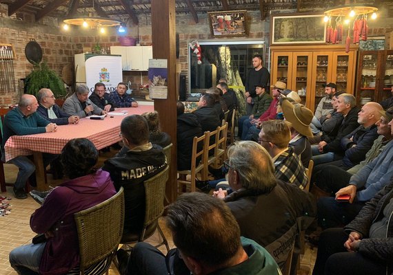 Prefeito assina contrato para 4,5 quilômetros de pavimentação na Linha Ávila Alta