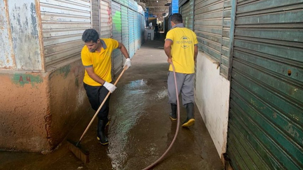 Equipes realizam nova lavação das áreas internas do Mercado da Produção