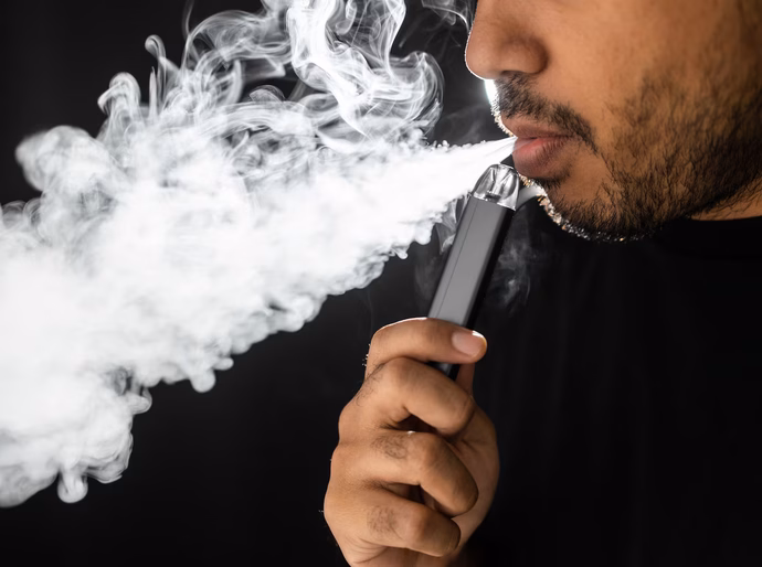 Secretaria de Juventude e Lazer realiza ação educativa sobre cigarro eletrônico durante o São João Massayó