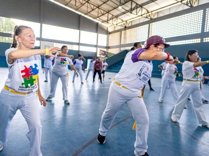 Pessoas idosas do Serviço de Convivência participam de aulão de capoeira