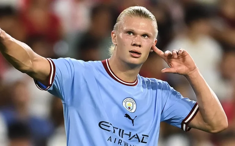 Haaland se fantasia de Coringa e circula por Manchester no Halloween