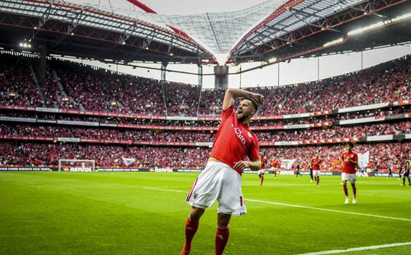 Benfica goleia em casa e conquista o 37º título português