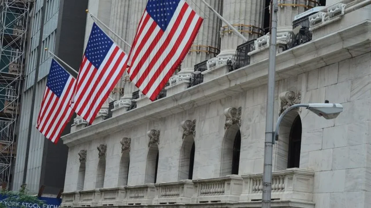 PMI de serviços dos EUA cai a 54,5 em agosto, diz S&P; PMI composto recua a 54,6