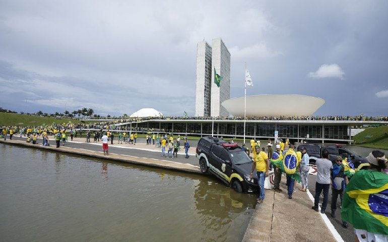 Atos golpistas vão atrasar soluções para economia