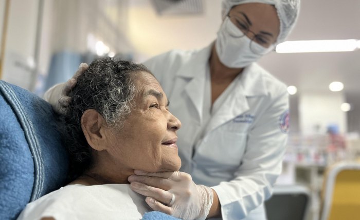 Após o AVC, a aposentada Josefa Acioli está sendo assistida pela Fonoaudiologia para voltar a deglutir melhor