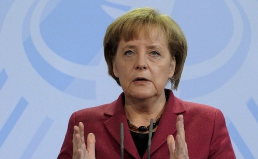 Chanceler alemã Angela Merkel cai de esqui e sofre fissura na bacia