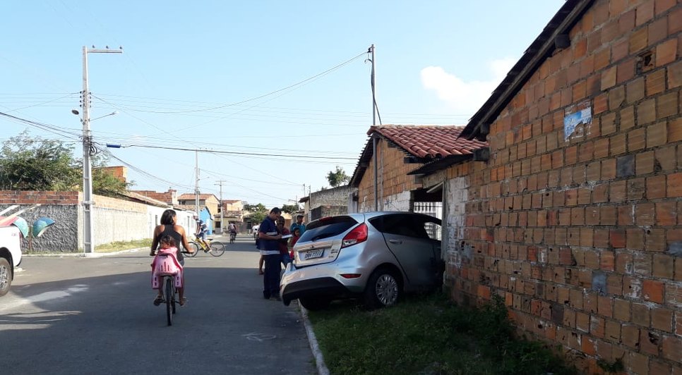 Carro invade casa na Barra dos Coqueiros / Foto: Marcos Couto - Tv Atalaia