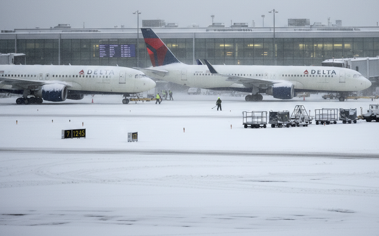 Companhias aéreas cortam mais voos com nova tempestade de inverno se aproximando nos EUA