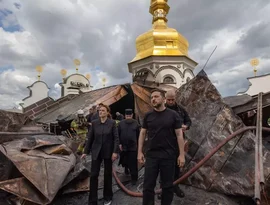 Ataque massivo russo deixa mortos em Kiev e causa incêndio em mosteiro tombado