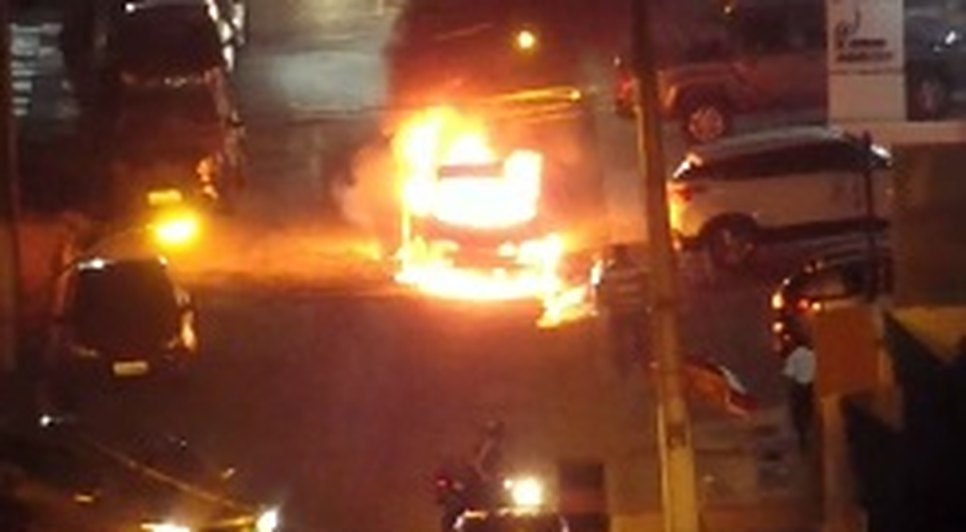 CARRO PEGA FOGO NO BAIRRO JARDINS