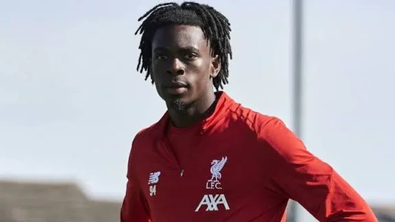 ‘Me manda uma mensagem’: ex-jogador do Liverpool usa LinkedIn para procurar novo clube