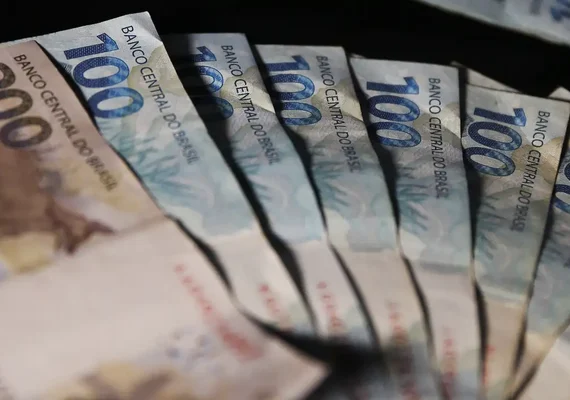 Juros do cartão de crédito sobem em março e chegam a 421% ao ano
