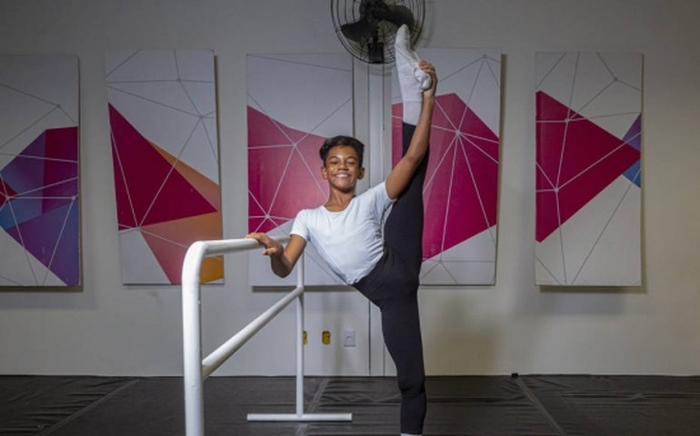 Jovem bailarino revelado na periferia de SP adia, mas não desiste de sonho
