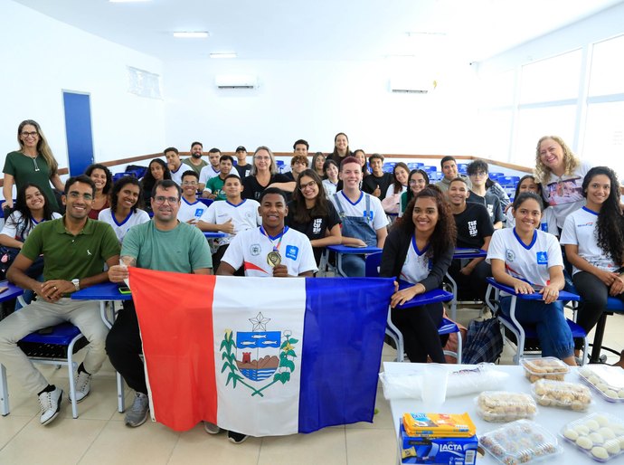 Comunidade escolar recebe com festa estudante campeão nos Jogos da Juventude