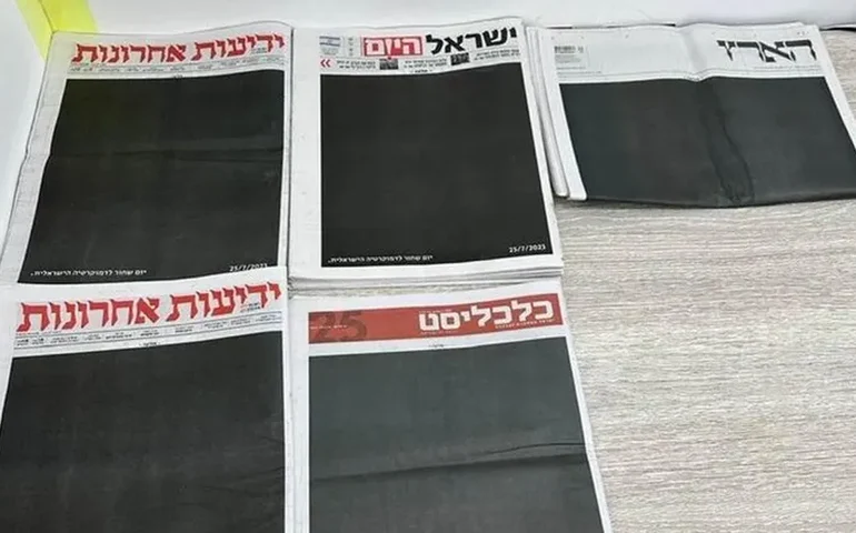 Jornais israelenses amanheceram com capas pretas em luto por democracia, um dia após avanço da reforma do Judiciário