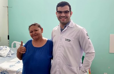 Após tratamento no Hospital de Emergência do Agreste, agricultora com doença rara volta a andar