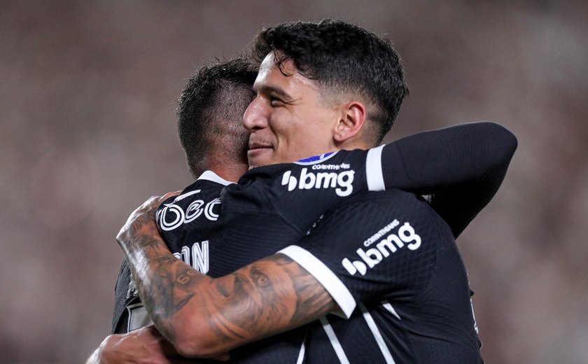 Corinthians passa por 'batalha' em campo, vence Universitario e se classifica na Sul-Americana