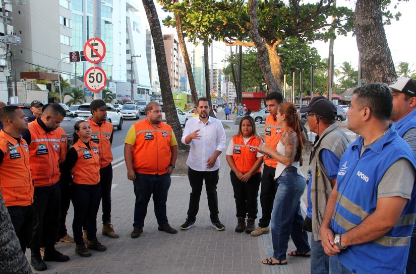 Semsc e Defesa Civil realizam ação educativa sobre uso de kits de gás na orla de Maceió